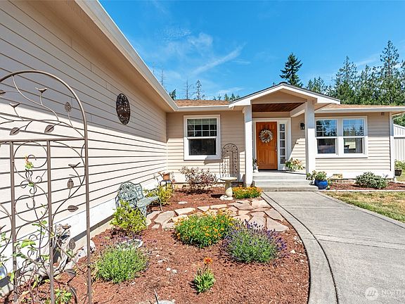 3rd image of 451 Rhododendron Drive