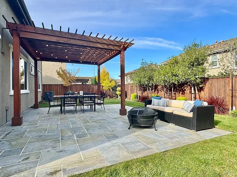 874 Erin Way — Photo 19