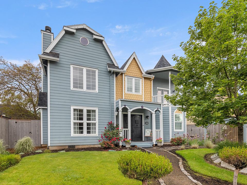 The house is located near Mt. Tabor in the fun neighborhood of Montavilla/Tabor.