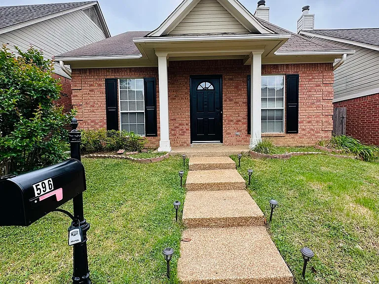 596 Ashley Glen Cir W — Photo 1