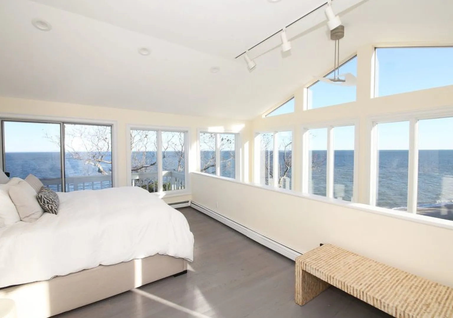 Panoramic Water Views of Long Island Sound, Easy Access to Beach — Photo 2
