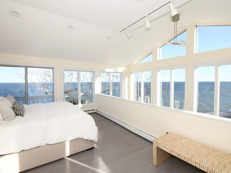126 Cliff Rd E — Photo 2