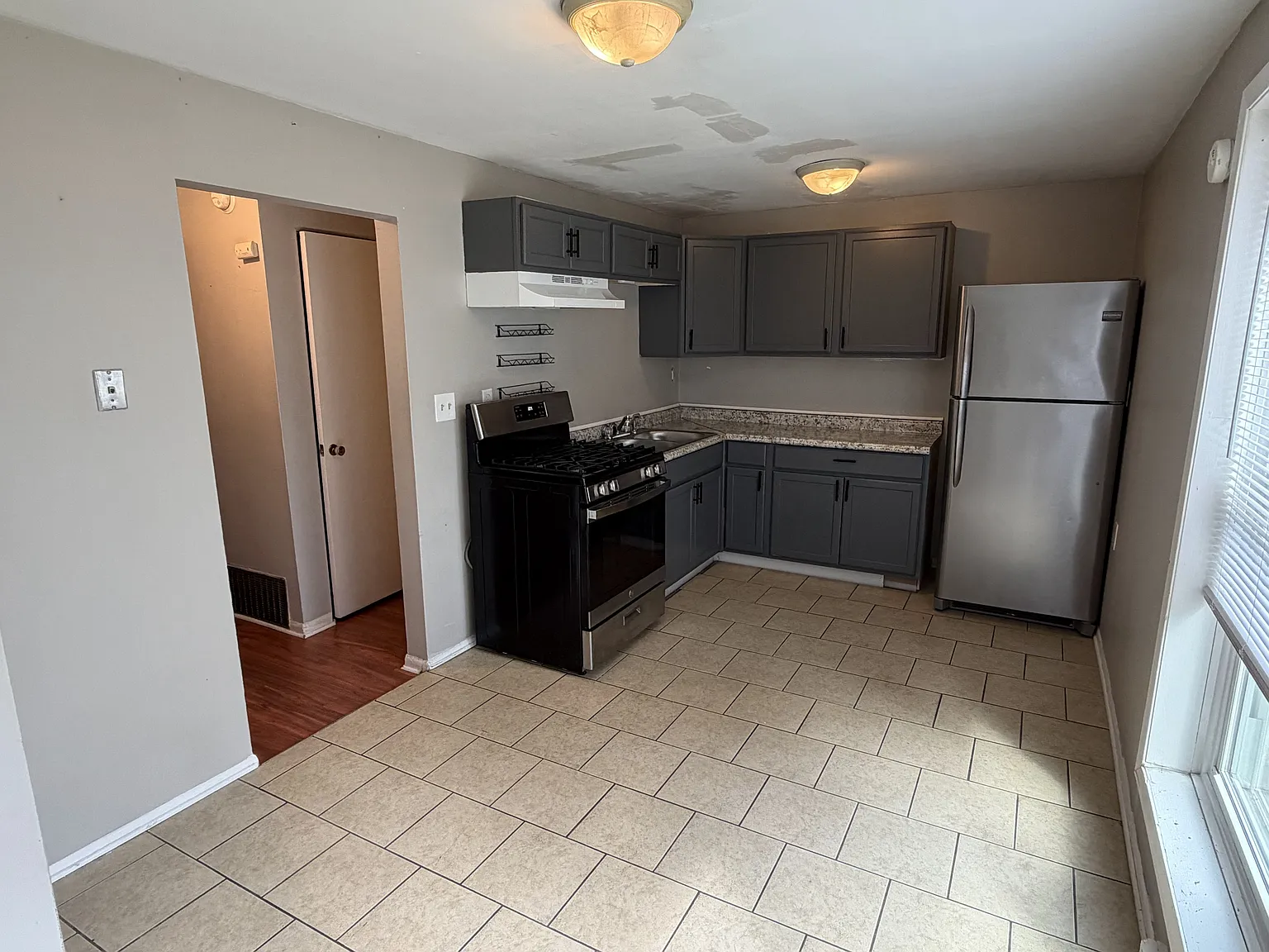 3 bed, 1.5 bath, 1100 sqft, $1,600 — Photo 4