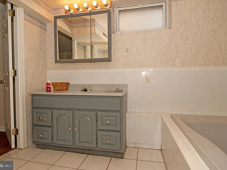 214 N Bradford St — Photo 21