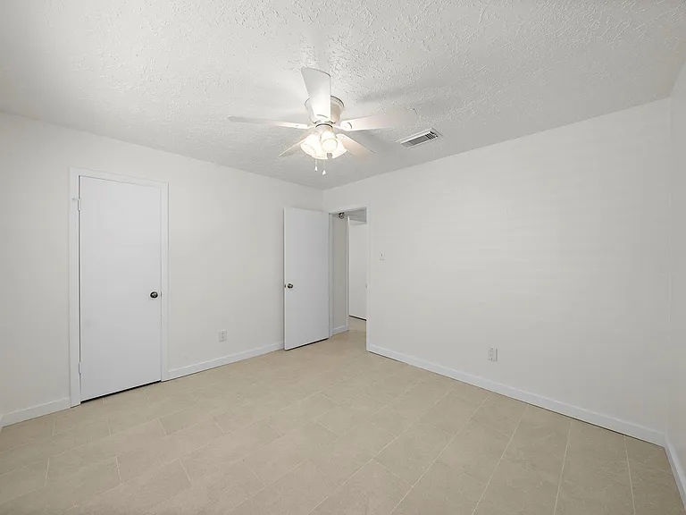 13815 Grosvenor St — Photo 22
