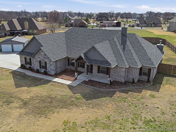 3rd image of 795 Blue Bird Ln