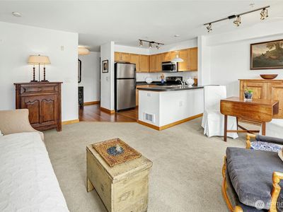 827 Hiawatha Place S #405, Seattle, WA, 98144