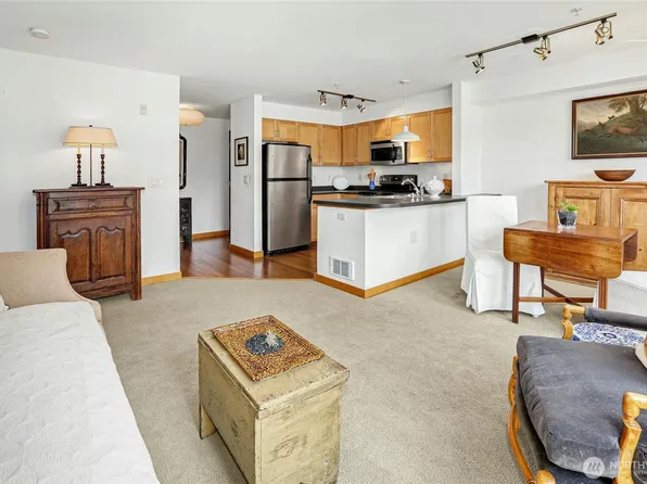 827 Hiawatha Place S #405, Seattle, WA 98144