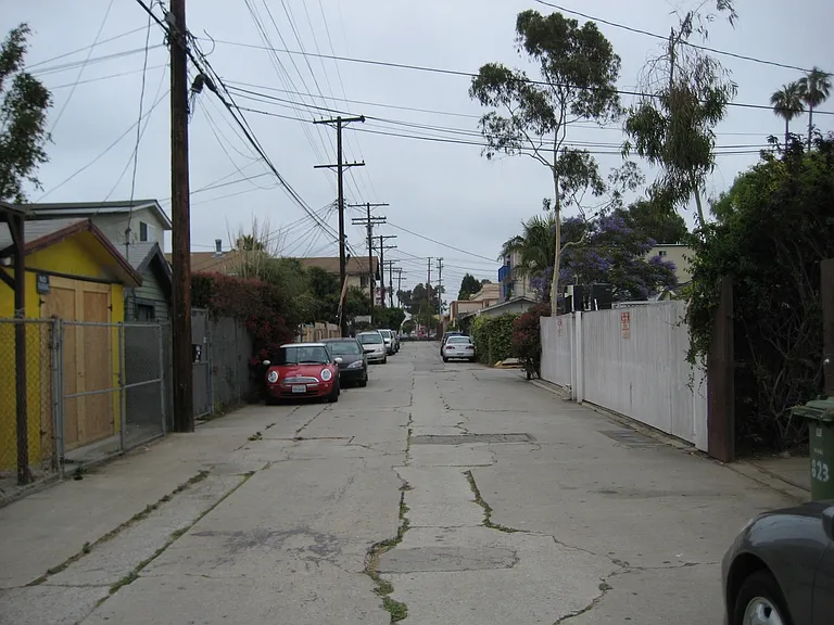821-823 Broadway St — Photo 2