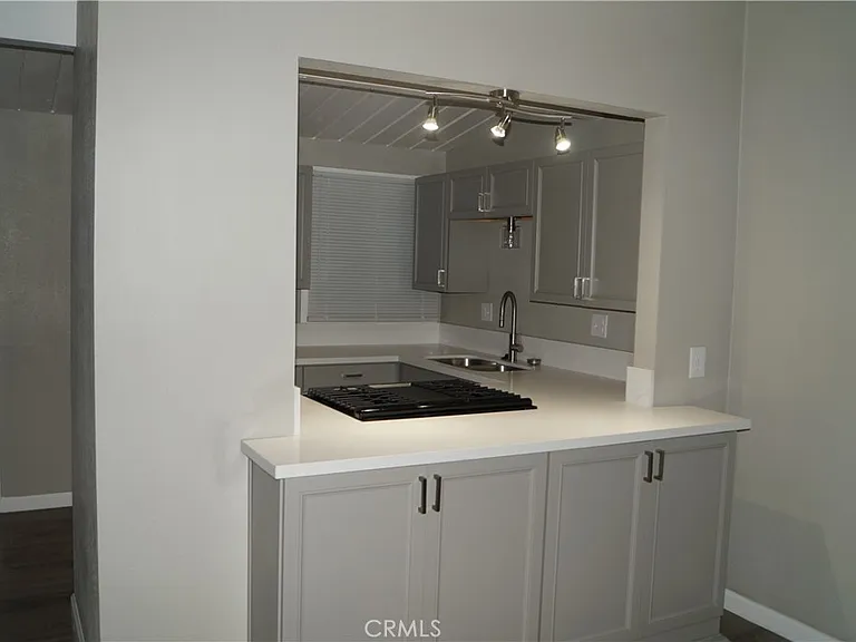 855 W B St — Photo 4