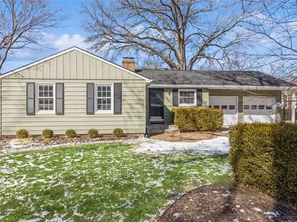 7434 Village Dr, Prairie Village, KS 66208