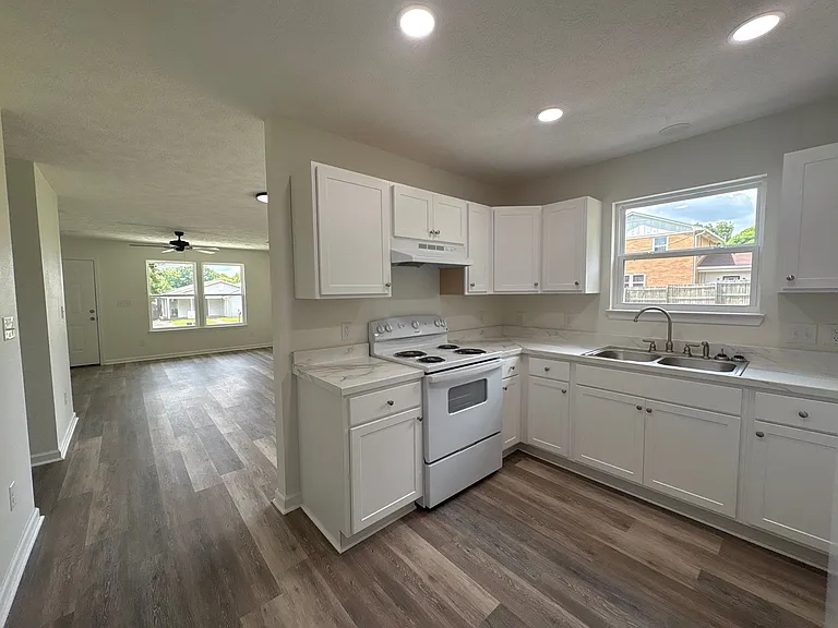 222 Oak St #A — Photo 2