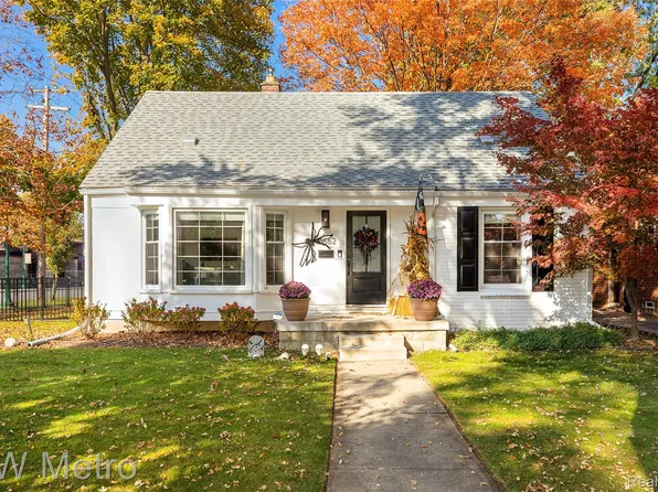 10862 Hart Ave, Huntington Woods, MI 48070