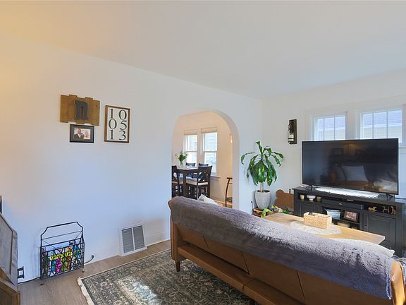 4th image of 625 N Dewey Street
