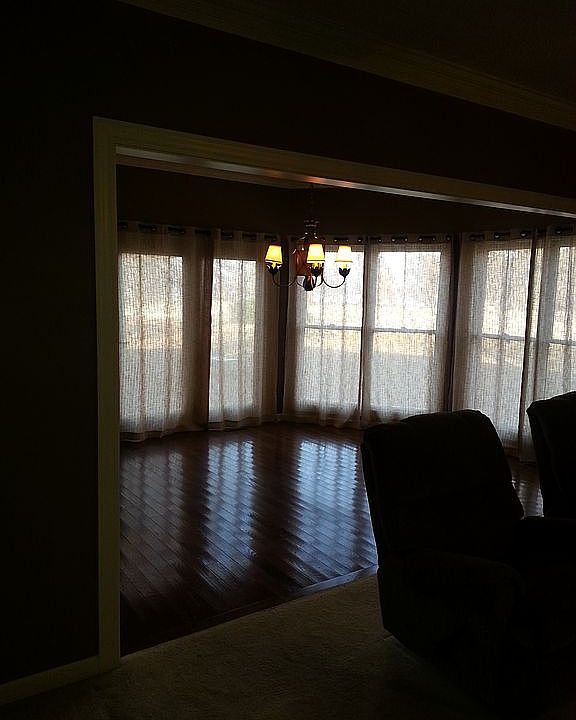 eat in kitchen w/bay window