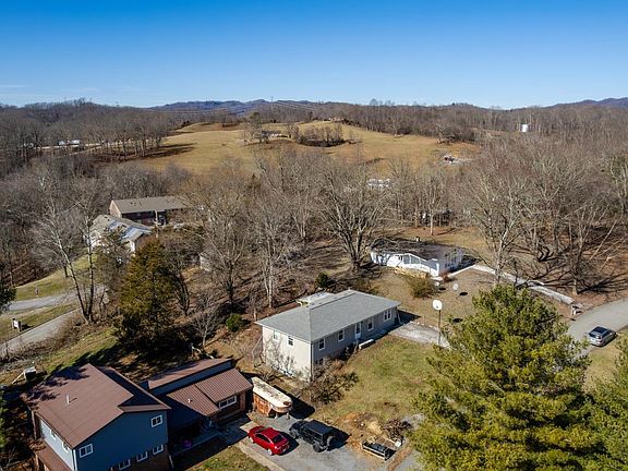 4th image of 3311 Summit Dr