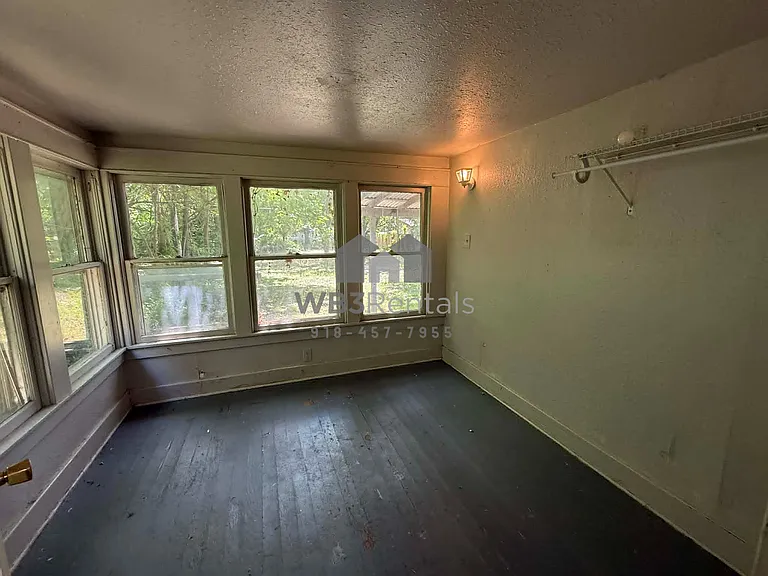 715 Fredonia St — Photo 12