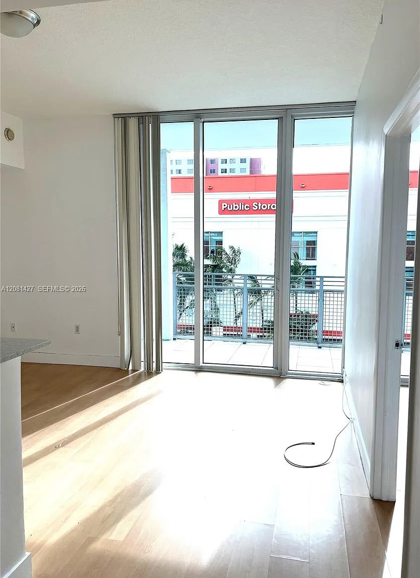 City 24 Condo — Photo 3