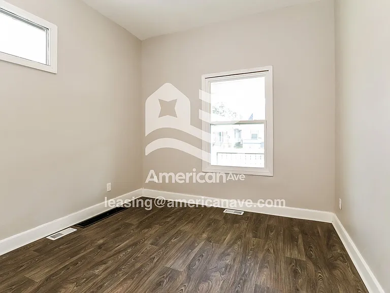 1084371_011_bedroom_11.jpg