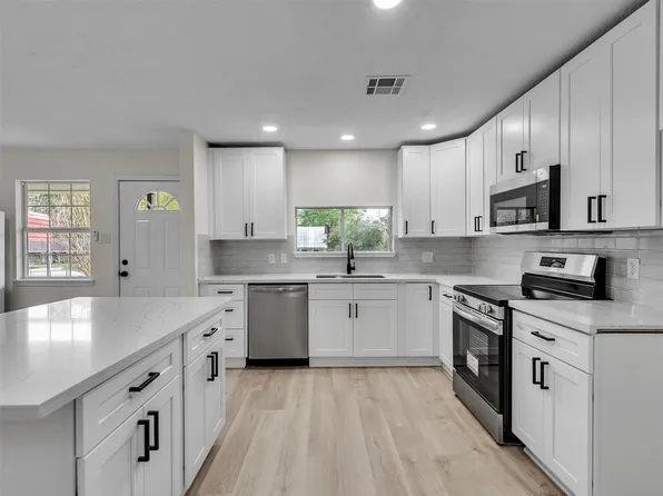 215 Sparkling Water Dr, Huffman, TX 77336