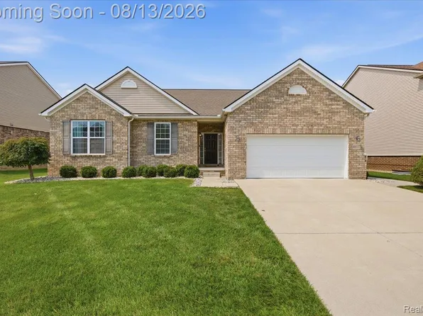 48327 Long Leaf Dr, Macomb, MI 48044