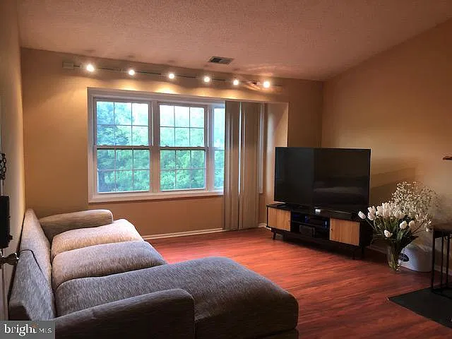 2 bed, 2.0 bath, 5400 sqft, $2,200 — Photo 3