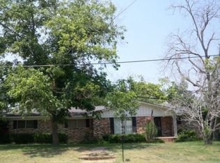 223 Travis St, Center, TX 75935