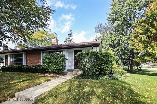 1st image of 290 Crestwood Vlg