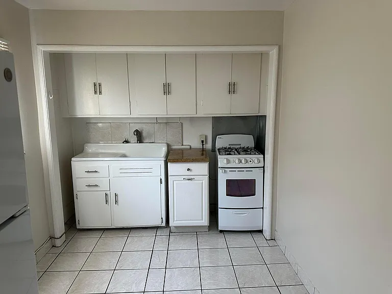 902 3rd St #14 — Photo 9