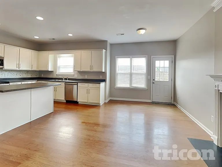 527 W Saddletree Dr — Photo 4