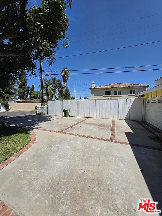 3 bed, 2.0 bath, 2012 sqft, $6,900 — Photo 4