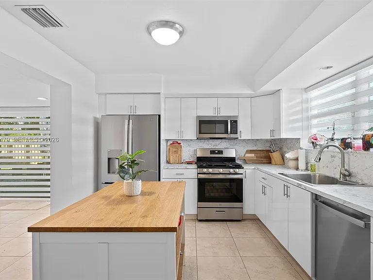 2819 Cleveland St — Photo 10