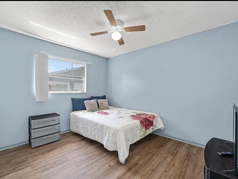902 E Valencia St — Photo 8