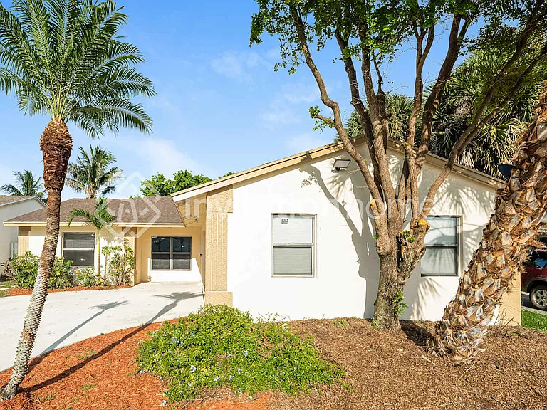 5646 Lincoln Cir E — Photo 1