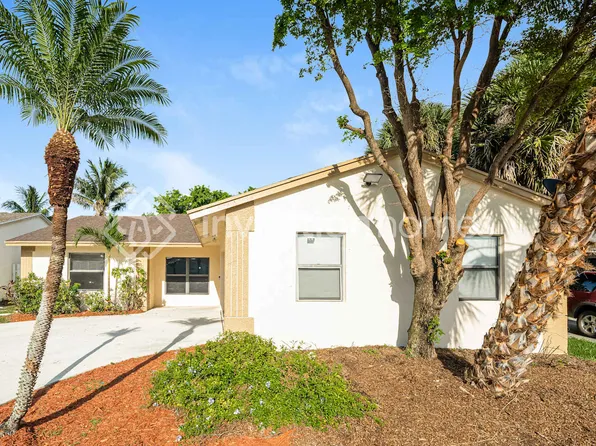 5646 Lincoln Cir E, Lake Worth, FL 33463