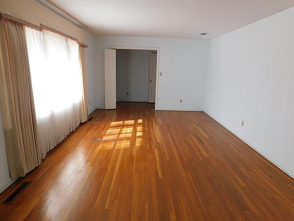 5th image of 2111 White Oak Dr