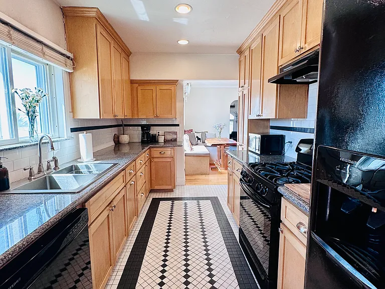 2619 Columbia St — Photo 15