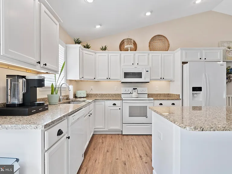 305 Cedar Ln — Photo 15