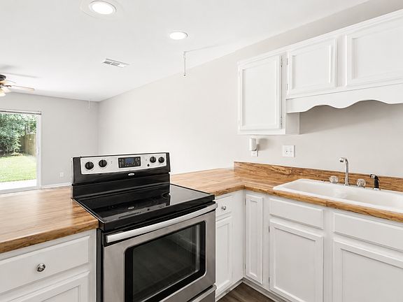 3rd image of 8124 Stonebrook Dr #1