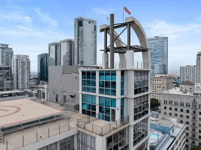 We are steps away from FIDM, Grand Hope Park, Staples Center, LA Live, and countless other dining, shopping, and nightlife options