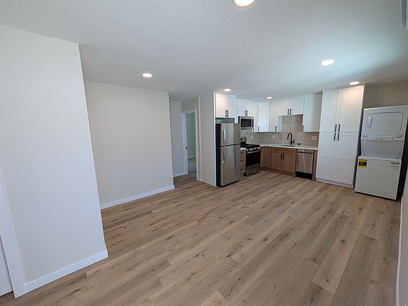 5th image of 3210 Menlo Ave