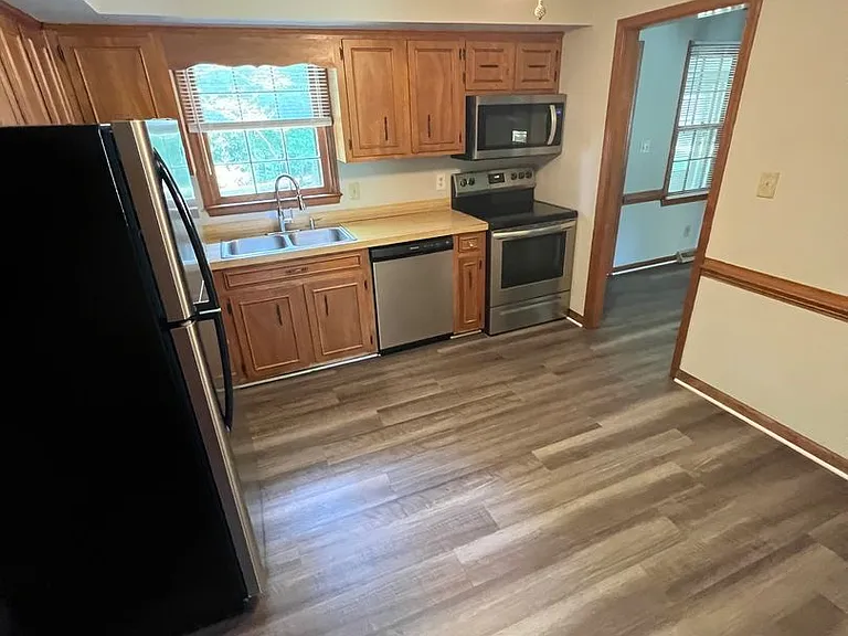 1512 Greenview Dr — Photo 3