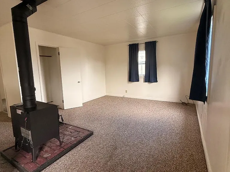 564 Eugene St — Photo 2
