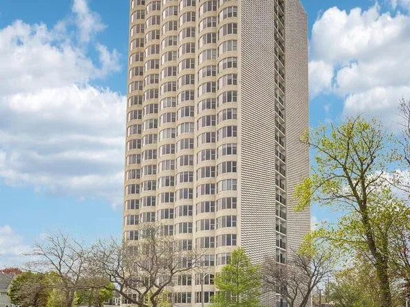 2525 S Shore DRIVE #14B, Milwaukee, WI 53207