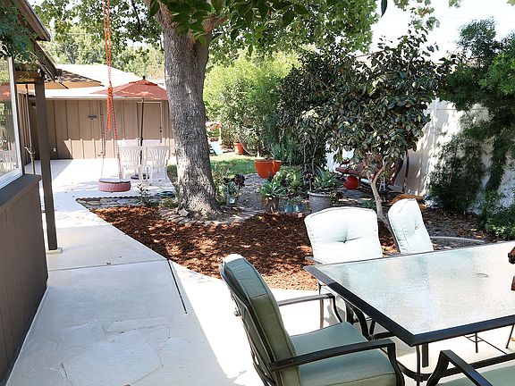 4th image of 521 S Griffith Park Dr