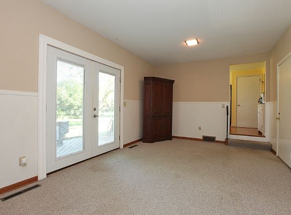 5th image of 6739 Schreiner St W