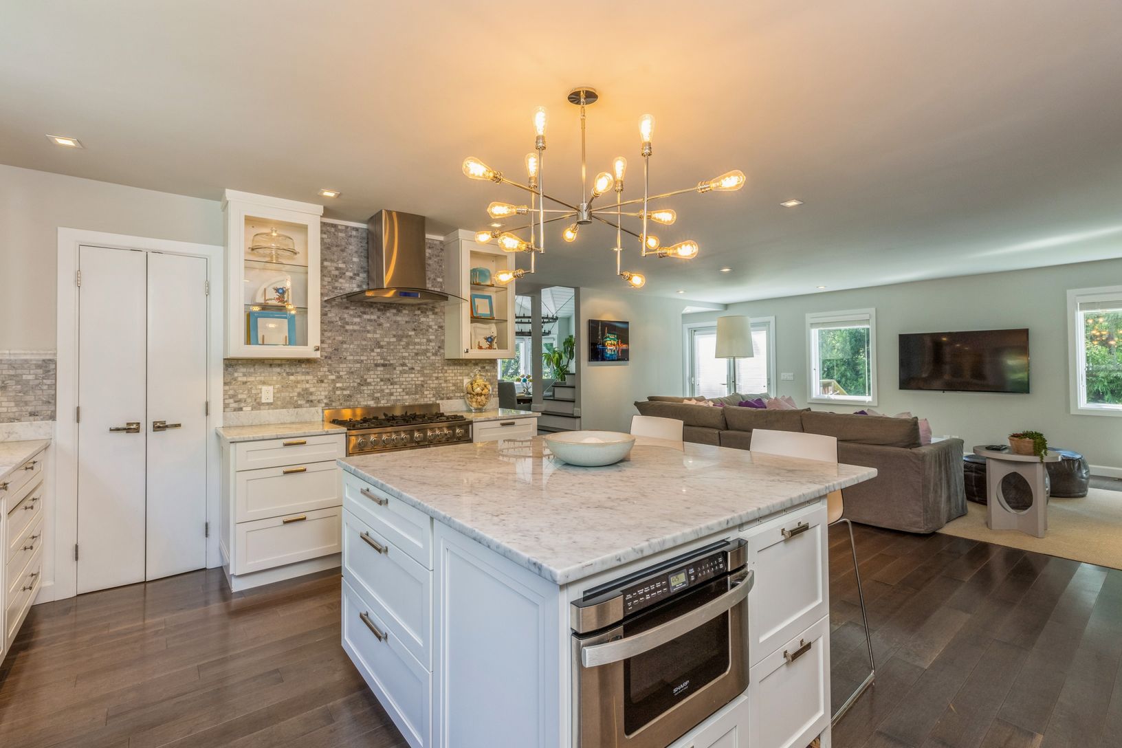  Eat in Kitchen