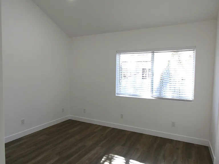 3711 Lomitas Dr — Photo 5