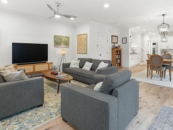4th image of 806 E 35th Street
