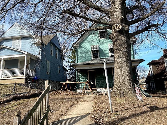 2nd image of 160 N Valley St
